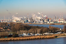 Lade das Bild in den Galerie-Viewer, Petrochemie im Hafen von Antwerpen