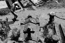 Lade das Bild in den Galerie-Viewer, Die Friedhofstour - Eine Fotografische Reise über Friedhöfe