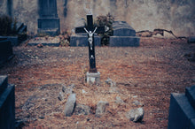 Lade das Bild in den Galerie-Viewer, Die Friedhofstour - Eine Fotografische Reise über Friedhöfe
