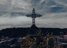 Lade das Bild in den Galerie-Viewer, Die Friedhofstour - Eine Fotografische Reise über Friedhöfe