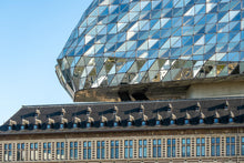 Lade das Bild in den Galerie-Viewer, Ein Mix aus Historischer- und moderner Architektur von Zaha Hadid, Hafenhaus Antwerpen