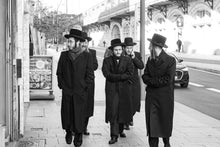 Lade das Bild in den Galerie-Viewer, Unterwegsin Antwerpens jüdischem Viertel
