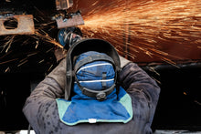 Lade das Bild in den Galerie-Viewer, schifsswerft, mann am schleifen, funken sprühen, fotokurs düsseldorf, ruhrgebiet, kölm,