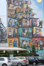 Lade das Bild in den Galerie-Viewer, Streetfotografie Düsseldorf, buntes Graffiti an einer Hauswand
