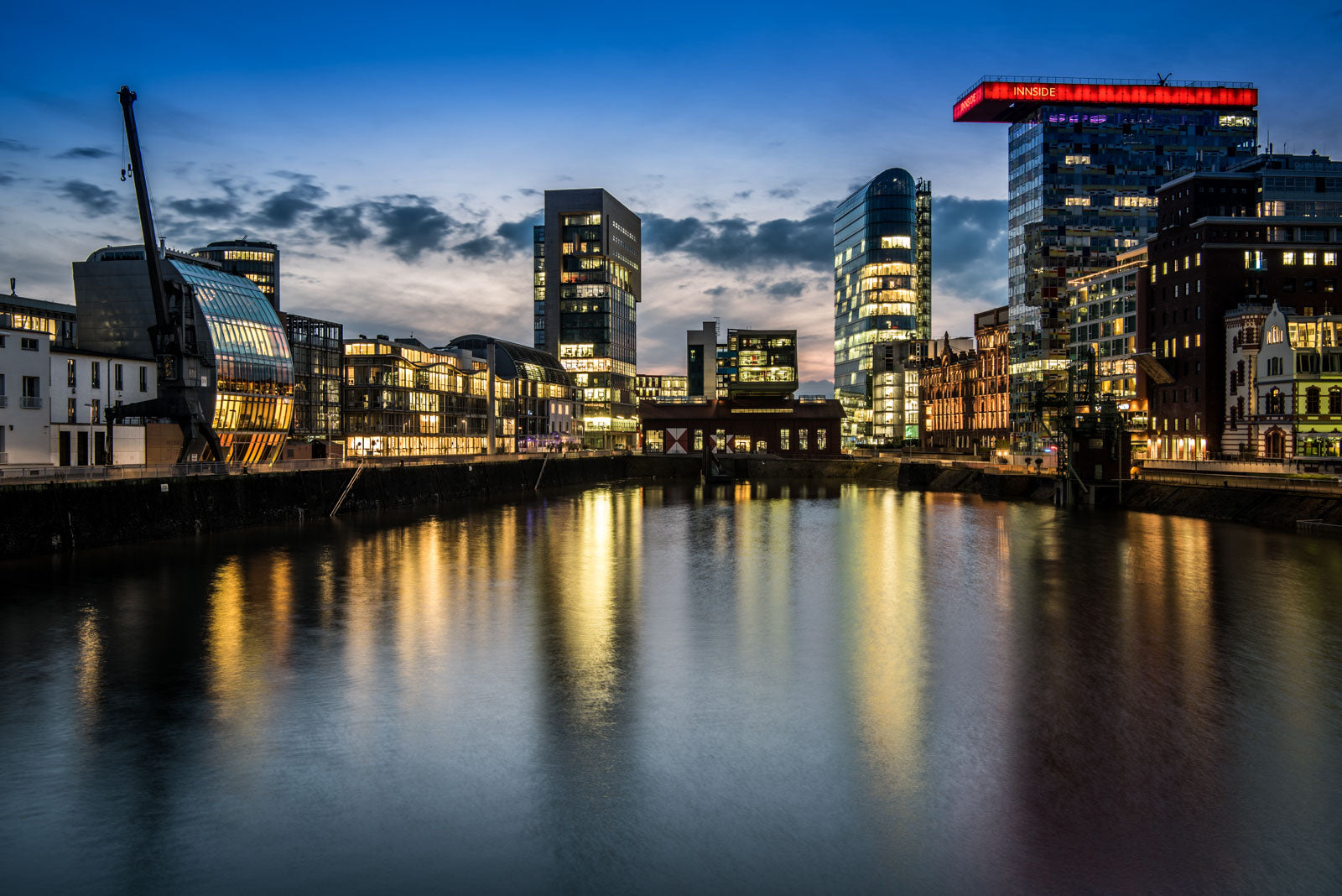 Available Light, blaue Stunde im Medienhafen Düsseldorf