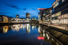 Lade das Bild in den Galerie-Viewer, Available Light, blaue Stunde im Medienhafen Düsseldorf