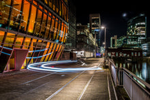 Lade das Bild in den Galerie-Viewer, Available Light, blaue Stunde im Medienhafen Düsseldorf