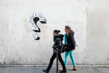 Lade das Bild in den Galerie-Viewer, Streetfotografie Workshop in Düsseldorf, zwei Frauen vor einer Wand mit Stencil Kunst und ein Fragezeichen
