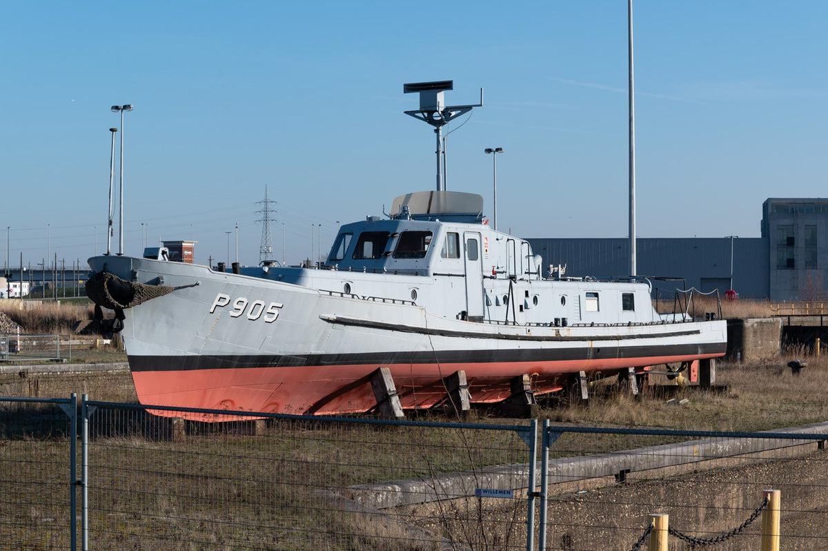 Ausrangiertes Minensuchboot im Hafen von Antwerpen