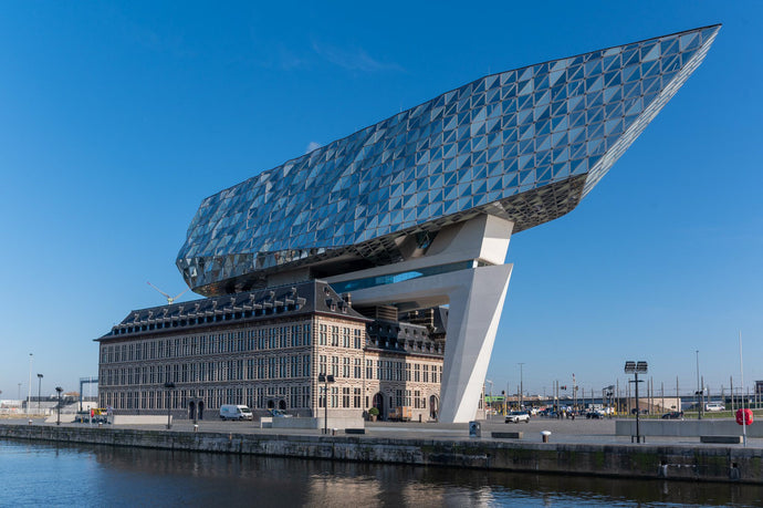 Ein Mix aus Historischer- und moderner Architektur von Zaha Hadid, Hafenhaus Antwerpen