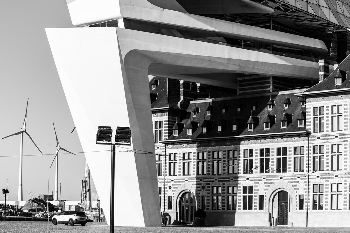 Ein Mix aus Historischer- und moderner Architektur von Zaha Hadid, Hafenhaus Antwerpen