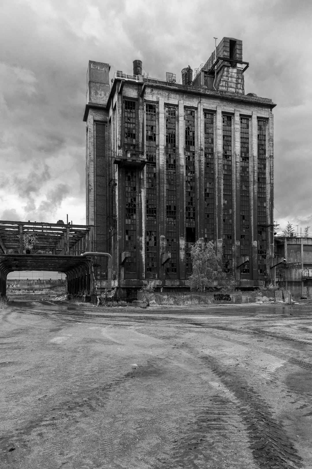 Hochformat: verlassener Industriebau in Schwarz-Weiß