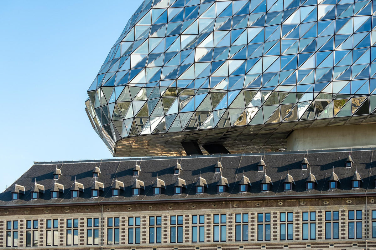 Ein Mix aus Historischer- und moderner Architektur von Zaha Hadid, Hafenhaus Antwerpen