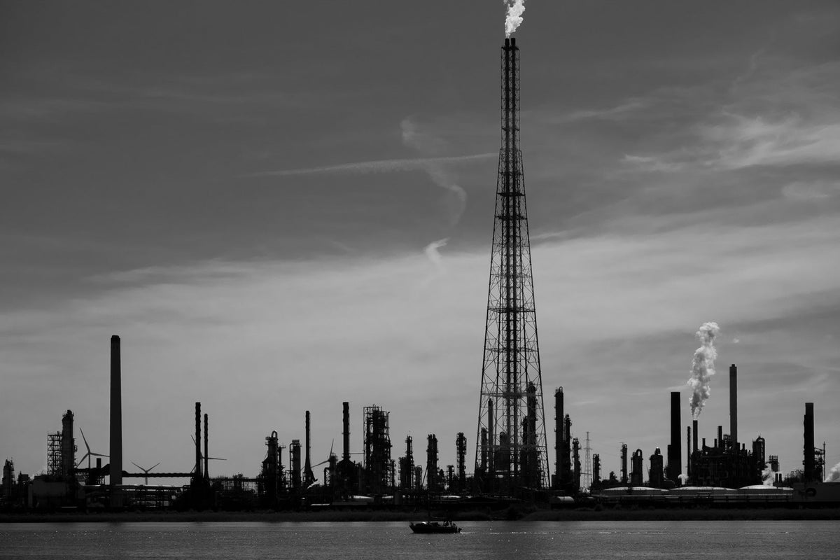 Industriepanorama mit Schornsteinen am Wasser