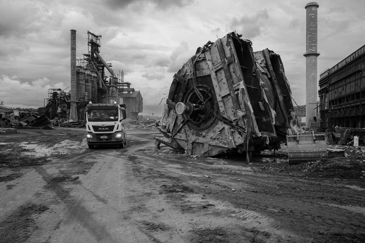 Demontierte Industrieanlage mit Lastwagen