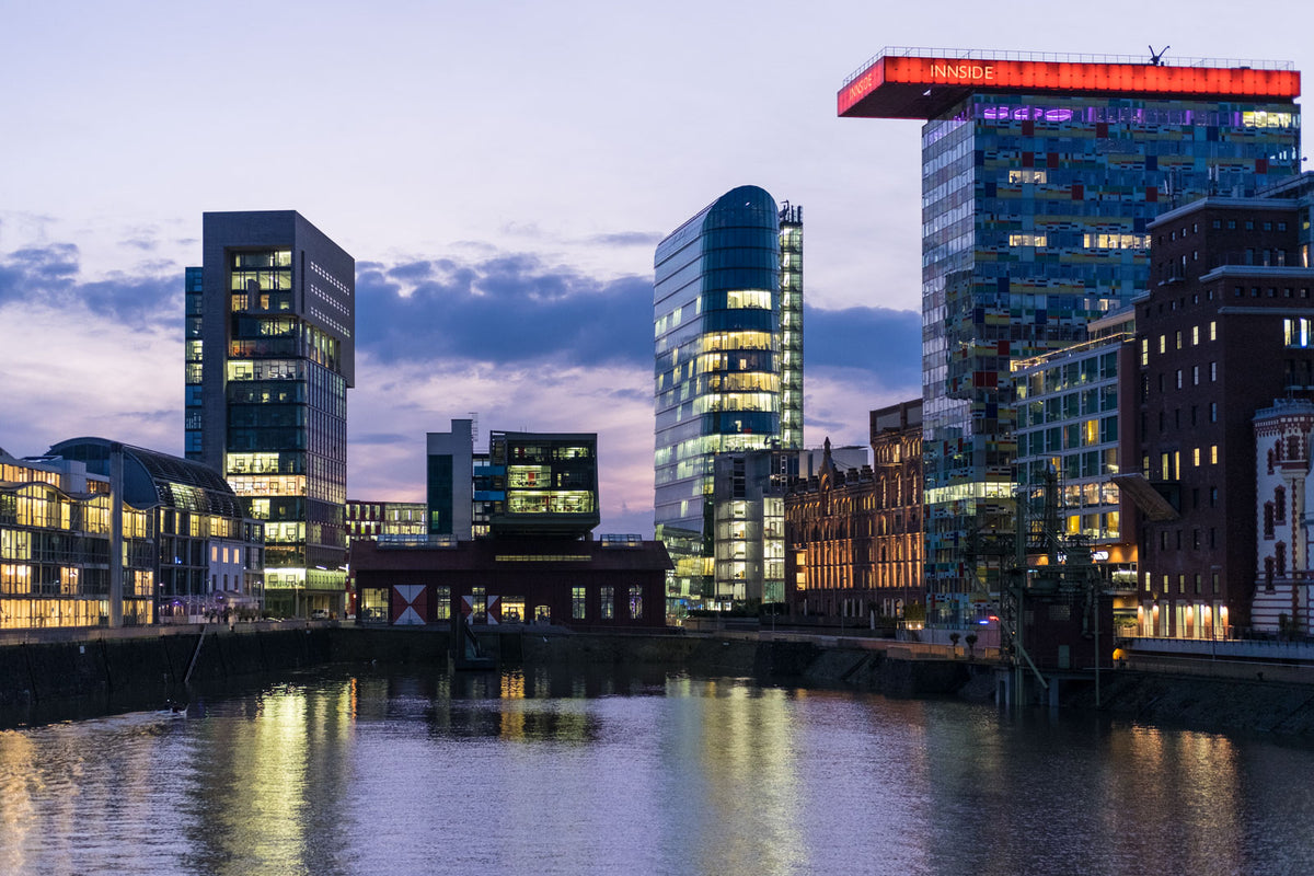 Available Light, blaue Stunde im Medienhafen Düsseldorf