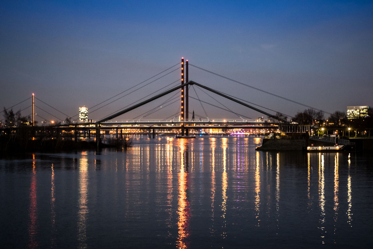 Available Light, blaue Stunde im Medienhafen Düsseldorf