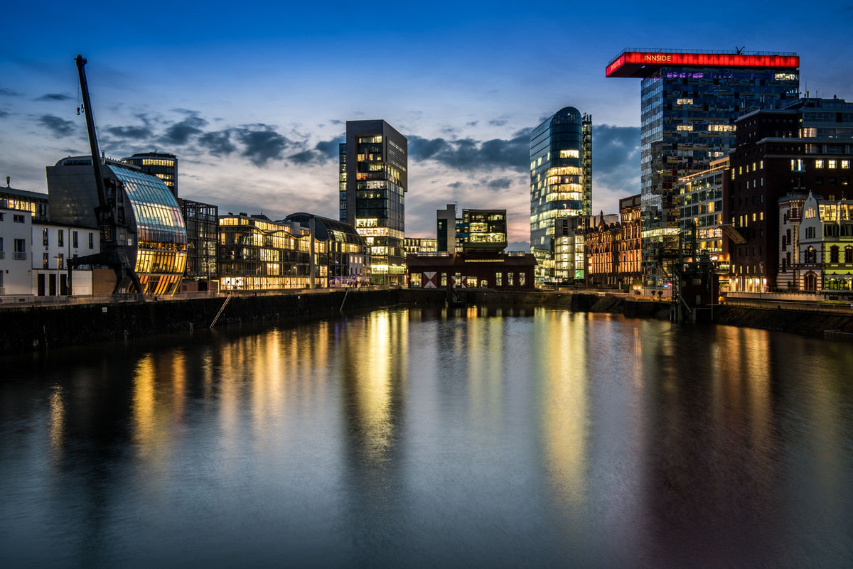 Available Light, blaue Stunde im Medienhafen Düsseldorf