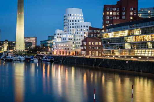 Available Light, blaue Stunde im Medienhafen Düsseldorf