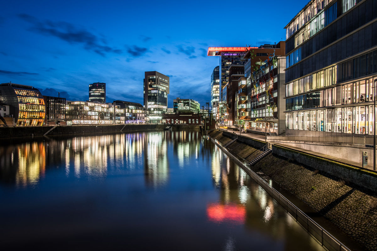 Available Light, blaue Stunde im Medienhafen Düsseldorf