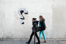 Lade das Bild in den Galerie-Viewer, Streetfotografie Workshop in Düsseldorf, zwei Frauen vor einer Wand mit Stencil Kunst und ein Fragezeichen
